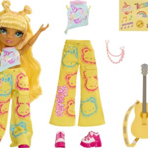 Rainbow High Junior Fashion panenka v rockové kapele - Sunny